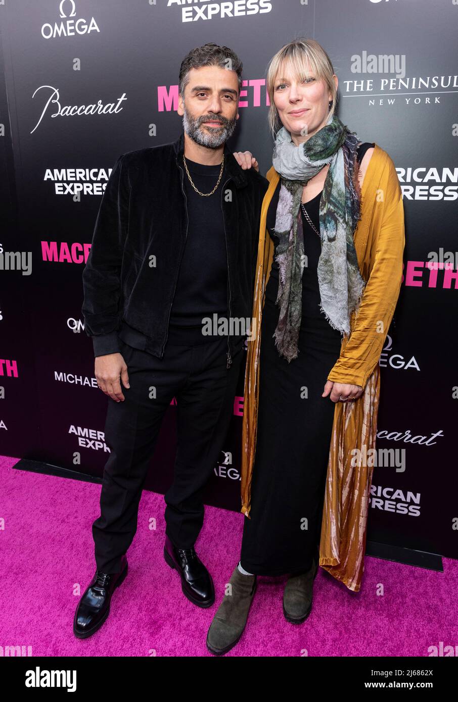 New York, NY - 28 avril 2022 : Oscar Isaac et Elvira Lind assistent à la soirée d'ouverture de « Macbeth » Broadway au théâtre de Longacre Banque D'Images