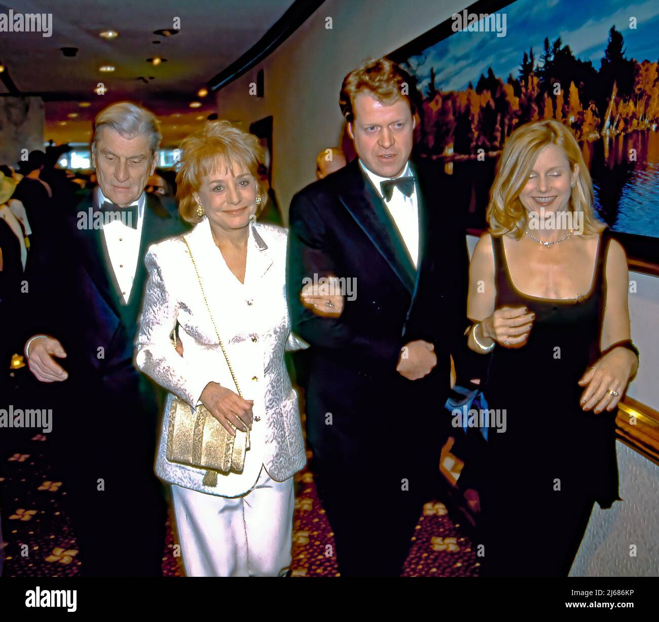 WASHINGTON DC - le 27 AVRIL 1997 le sénateur John Warner (R-va.) avec Barbara Walters et Charles Spencer le comte de Spencer (frère de la princesse Diana) de 9th avec Caroline Freud arrivant au dîner annuel des correspondants de la Maison Blanche à l'hôtel Hilton de Washington. Banque D'Images