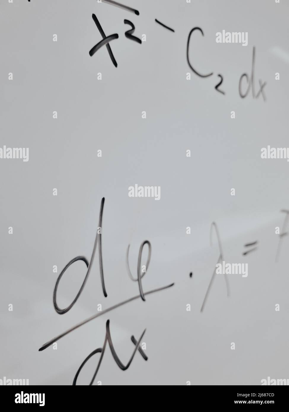 symboles mathématiques d'une équation d'une conférence de mathématiques sur un tableau blanc Banque D'Images