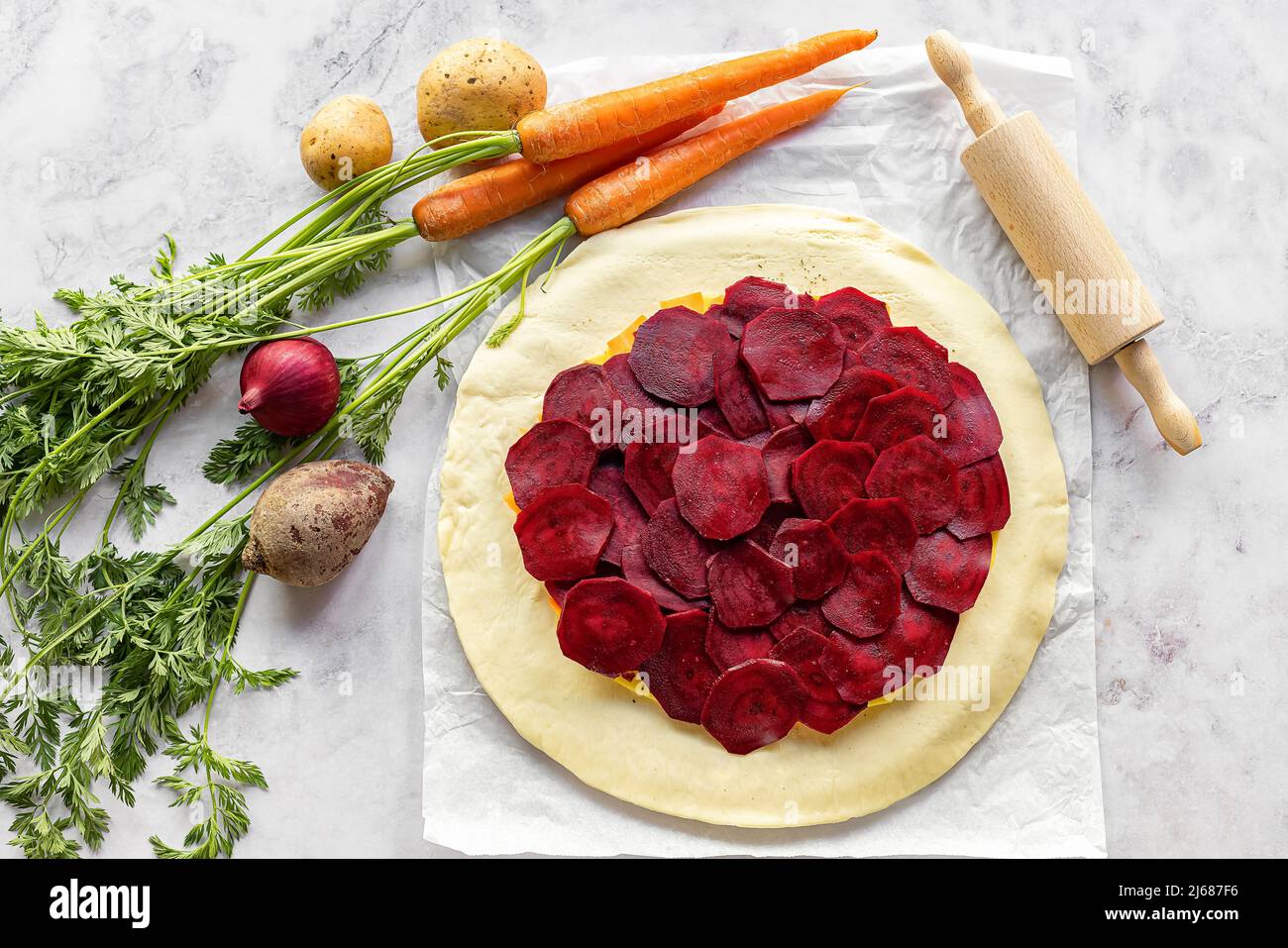 Recette étape par étape de la galette de légumes racines salées. Étape 4. Banque D'Images