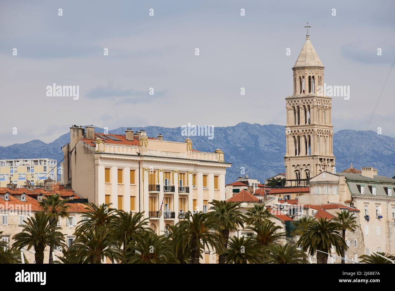 La ville de Split en Croatie dans la région de Dalmatie, le port de front de mer avec le site historique de la cathédrale Saint Domnius Banque D'Images