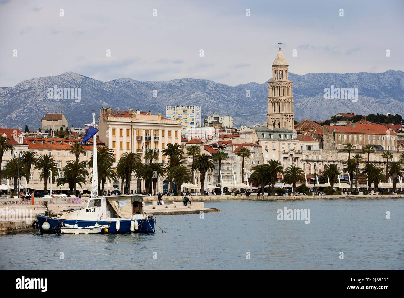 La ville de Split en Croatie dans la région de Dalmatie, le port de front de mer avec le site historique de la cathédrale Saint Domnius Banque D'Images