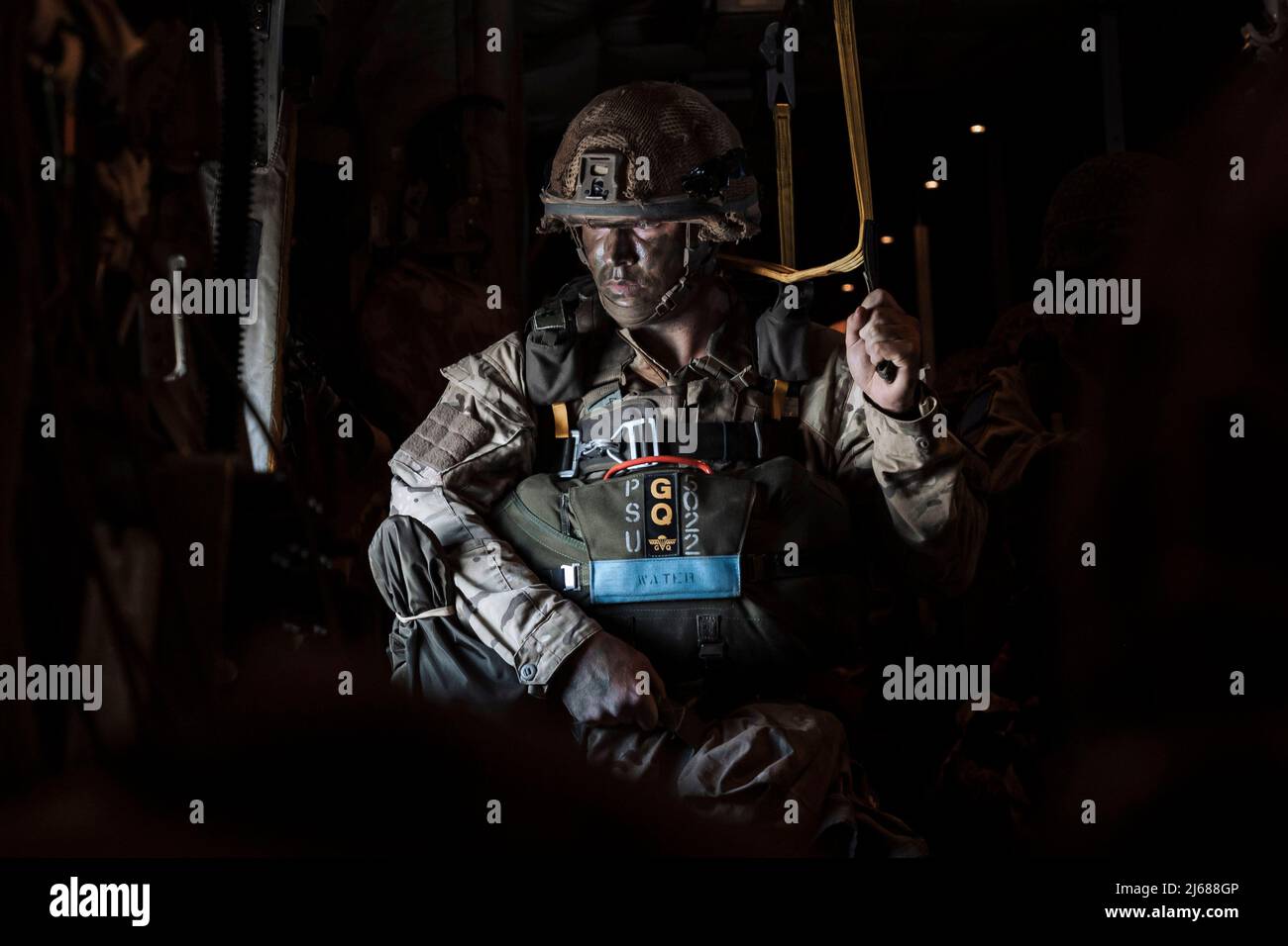 Photo non datée d'un soldat de la Brigade d'assaut aérienne 16, sorti par le ministère de la Défense (MOD), debout près de la porte de l'avion Hercules C130 prêt à sortir de la porte et à effectuer une descente en parachute, Comme environ 8 000 soldats de l'armée britannique prendront part à des exercices dans toute l'Europe de l'est pour combattre l'agression russe dans l'un des plus grands déploiements depuis la Guerre froide. Date de publication : vendredi 29 avril 2022. Banque D'Images