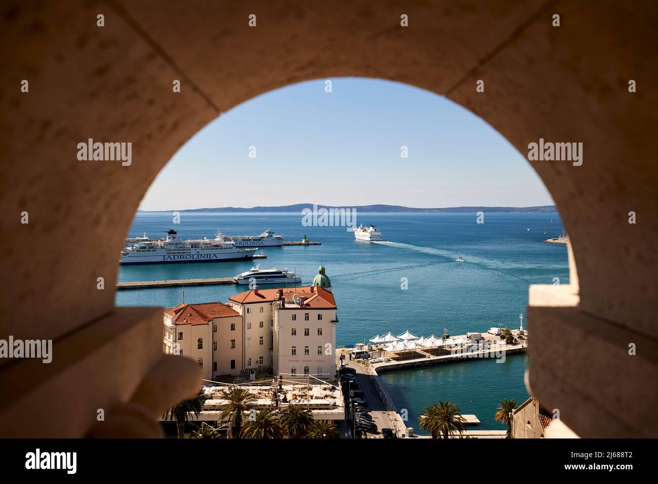 La ville de Split en Croatie dans la région de Dalmatie vue sur les toits montrant la ligne d'horizon dans le port, le port, la marina Banque D'Images