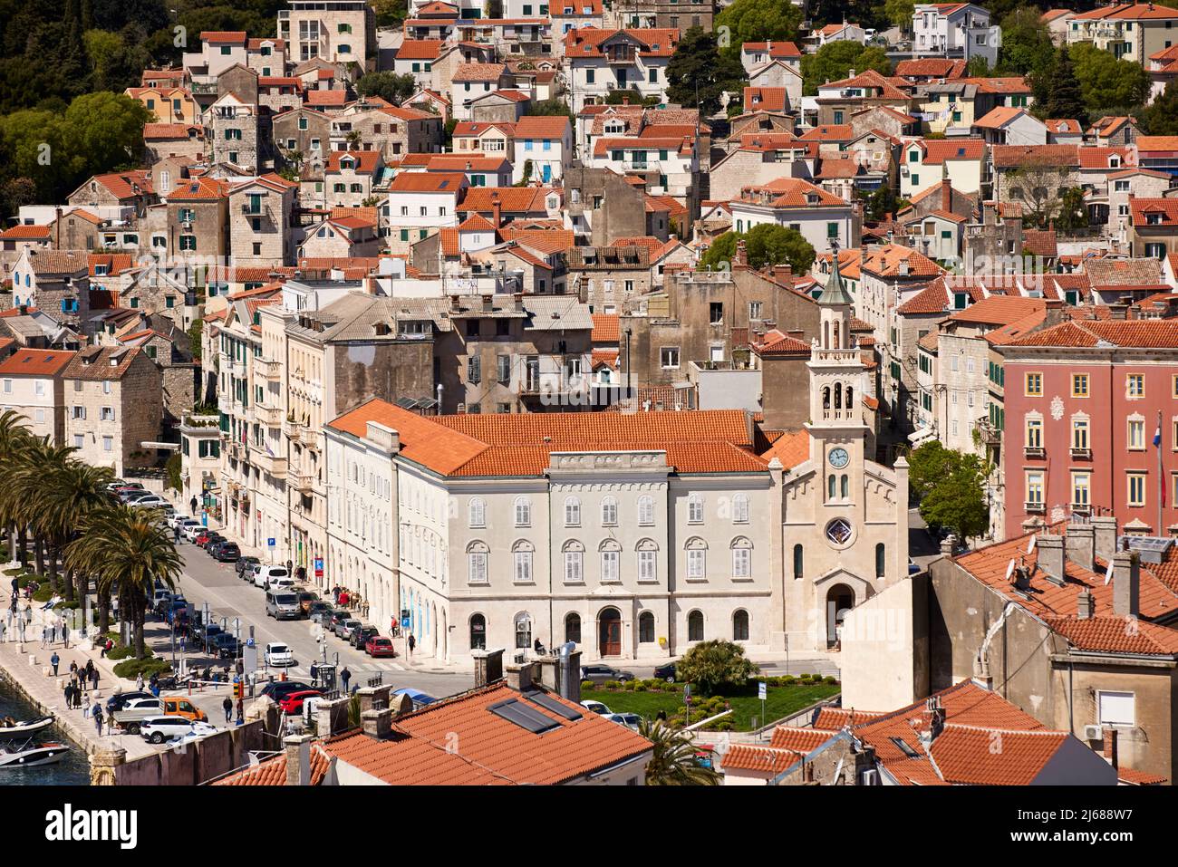 La ville de Split en Croatie dans la région de Dalmatie vue à travers les toits se concentrant sur Crkva i samostan sv. Frane Banque D'Images