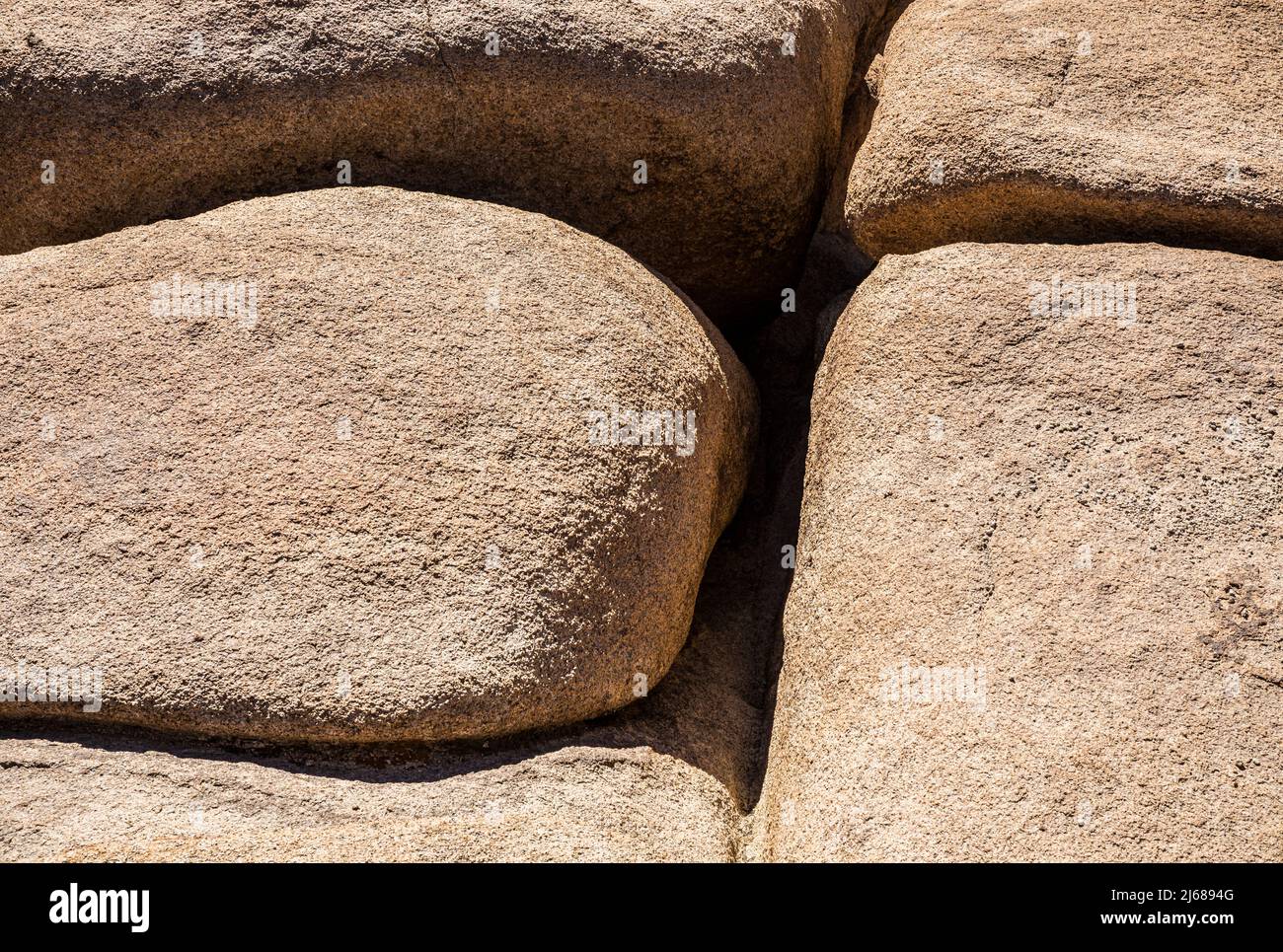 Vue sur une formation de rochers près d'Indian Cove et de la zone d'utilisation quotidienne du canyon Rattlesnake, le parc national de Joshua Tree. Banque D'Images