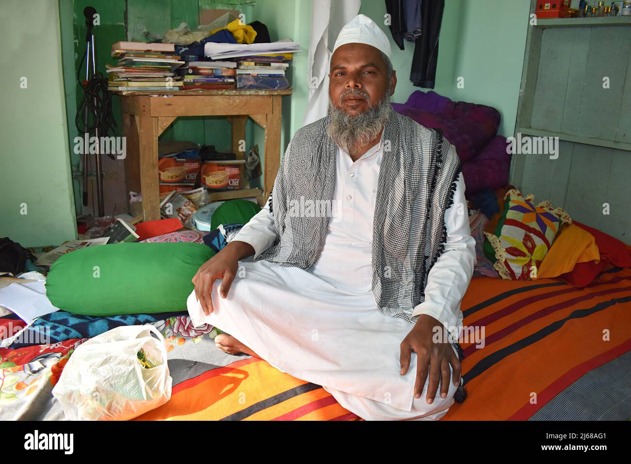 INDE, UTTAR PRADESH, SULTANPUR, SATTHIN, DÉCEMBRE 2021, Prêtre soufi ou pair à Dargah Shah Hazrat Abdul Lateef Banque D'Images