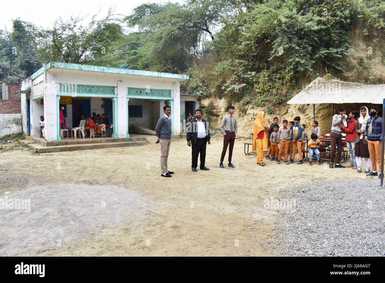 INDE, UTTAR PRADESH, SATTHIN VILLAGE, décembre 2021, Rural Indian Village School Teacher and Student Banque D'Images