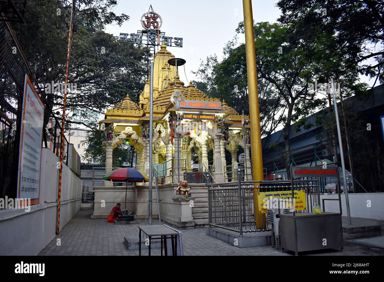 MAHARASHTRA, SOLAPUR - ROUTE DE LA PUNE, février 2022, prêtre hindou à Chandramouleshwar Mahadev Mandir, Temple hindou, vue arrière Banque D'Images