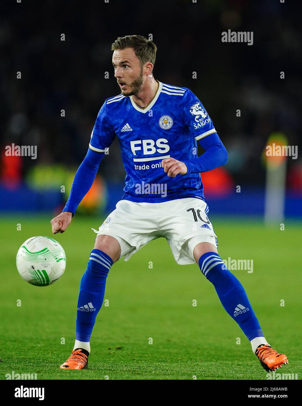 James Maddison, de Leicester City, lors de la demi-finale de l'UEFA Europa Conference League, match de la première jambe au King Power Stadium, Leicester. Date de la photo : jeudi 28 avril 2022. Banque D'Images