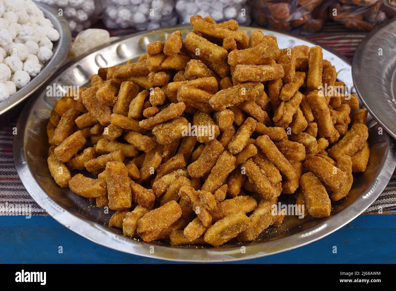 Jaggery, gud, Paare, Sweet à vendre à Dargah Shah Hazrat Abdul Lateef, Satthin, Sultanpur, Uttar Pradesh, Inde Banque D'Images