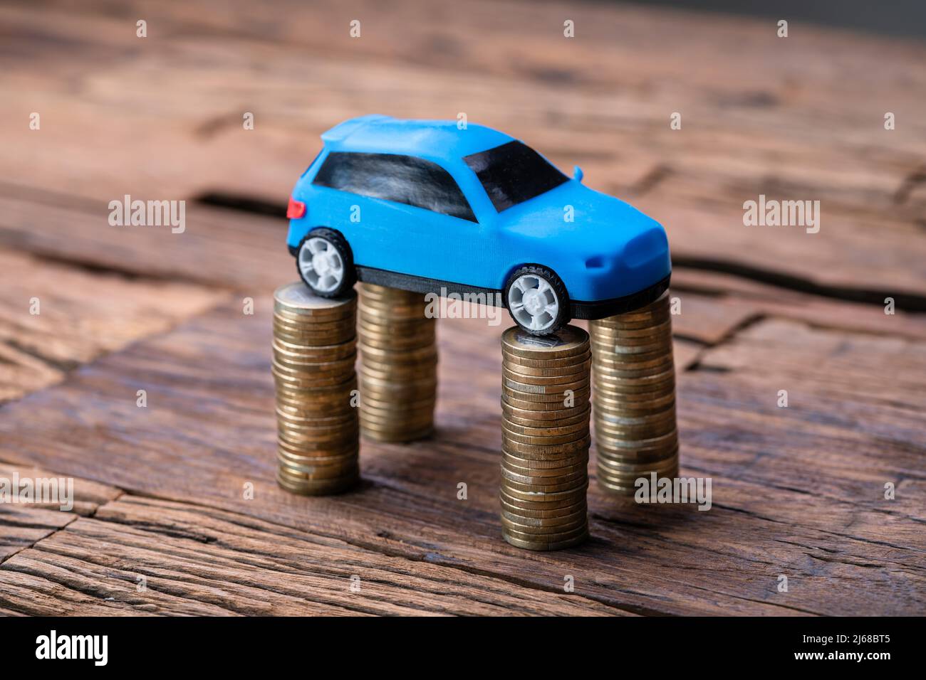 La croissance des prix des voitures et l'argent de l'assurance. Prix du véhicule Banque D'Images