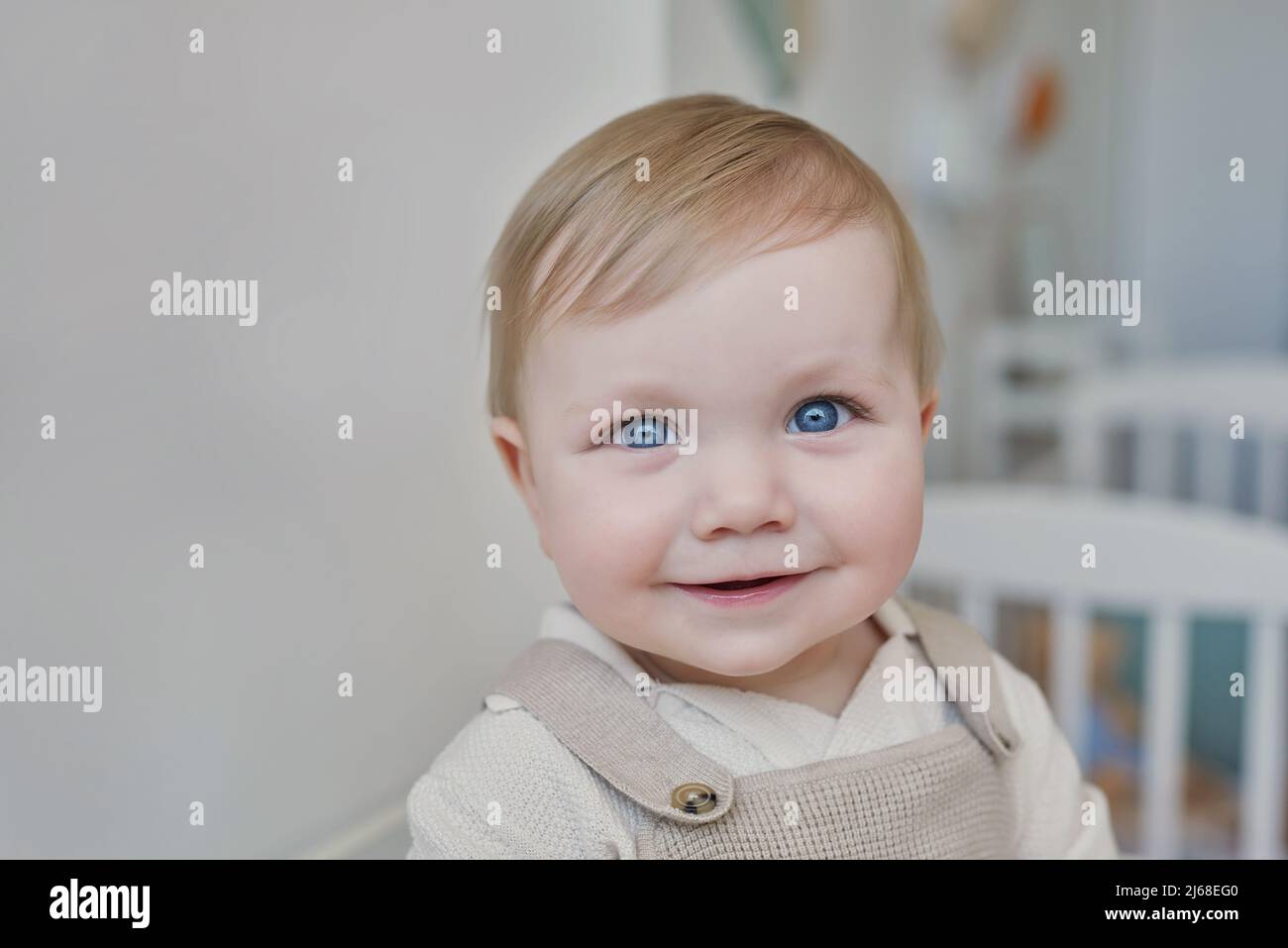 Bébé garçon blond aux yeux bleus Banque de photographies et d’images à