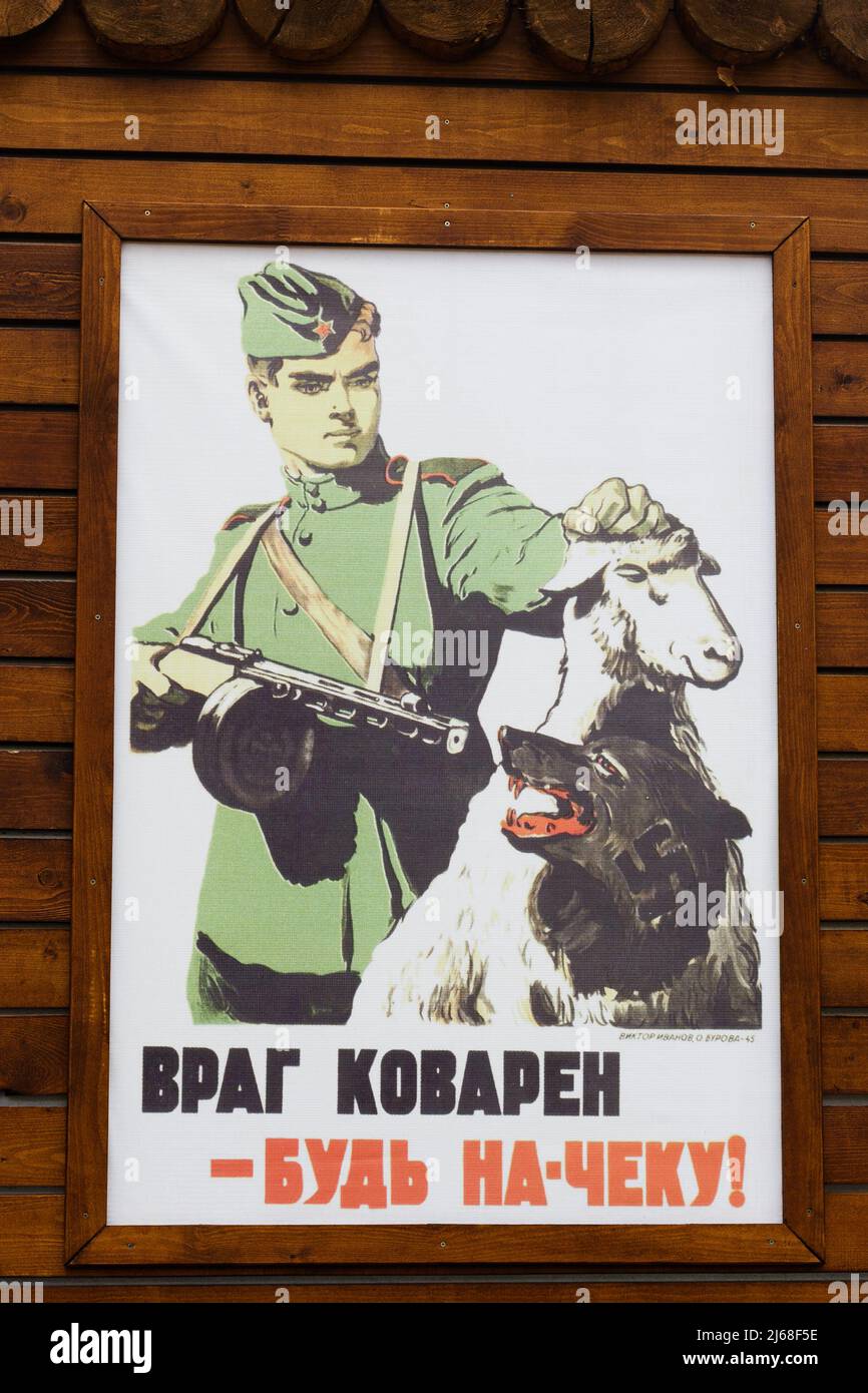 Russie Vyborg 04.29.2020 une ancienne affiche de propagande soviétique est accrochée au mur. Photo de haute qualité Banque D'Images
