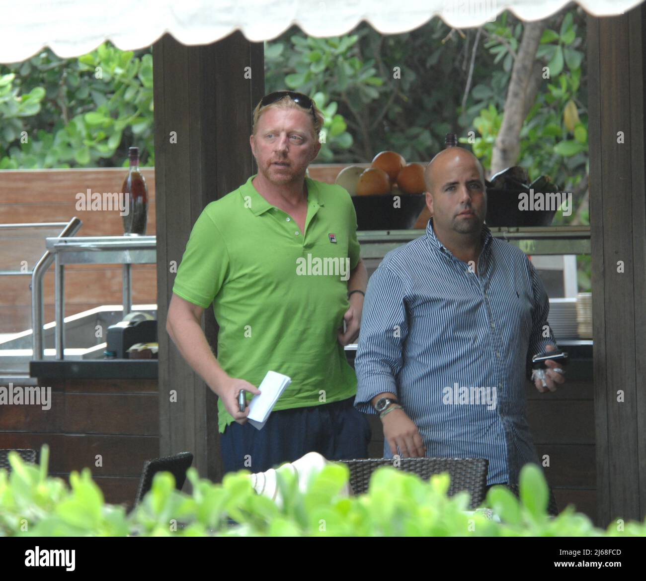 MIAMI BEACH, FL- SEPTEMBRE 03 : Boris Becker et sa femme Sharlely 'Lilly' Kerssenberg se détendent en vacances à Miami avec leur bébé Amadeus de six mois et leur fils Boris Noah. Lilly semblait avoir perdu tout le poids qu'elle avait gagné lorsqu'elle était enceinte d'Amadeus, née le 9 février plus tôt cette année. Le 3 septembre 2010 à Miami Beach, Floride personnes: Boris Becker Banque D'Images