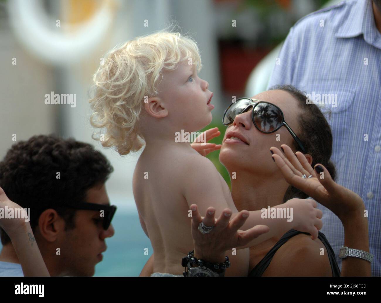 MIAMI BEACH, FL - SEPTEMBRE 04 : le champion de tennis Boris Becker's et la femme Sharlely Kerssenberg ('Lilly', modèle, M. Jun-2009, un fils), passer du temps de billard avec leurs fils Noah Gabriel (b. 18-Jan-1994), Elias Balthasar (n. 4-sept-1999), et le fils Amadeus, âgé de 1 ans. Lilly et Boris étaient à la piscine avec la X-femme de Boris Barbara Feltus (M. 17 décembre 1993, div. 15-Jan-2001, deux fils) pour l'un de ses sonÕs anniversaire. Le 4 septembre 2011 à Miami, Floride. Personnes: Sharlely Kerssenberg Amadeus Becker Banque D'Images