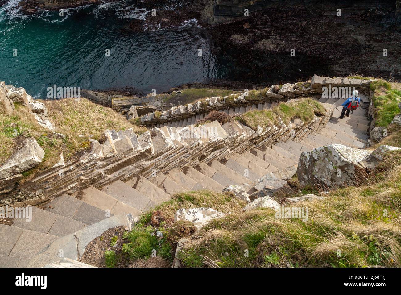 Whaligoe marches zigzags le long de la falaise 250ft face pour vous donner accès à Whaligoe Haven Banque D'Images