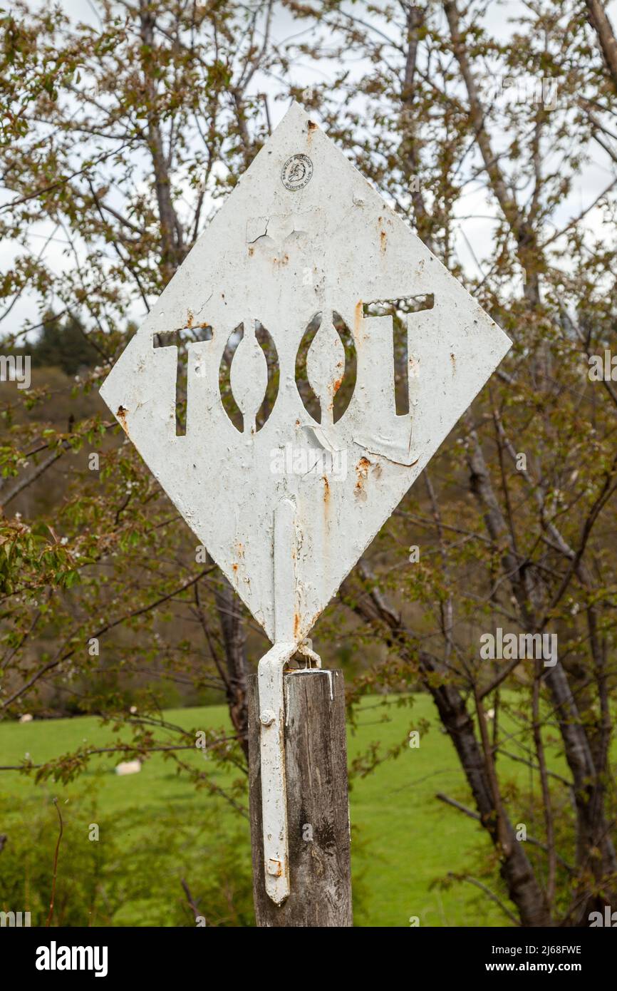 Panneau de signalisation en métal à l'ancienne avec « Toot » sur une route en Écosse, indiquant aux automobilistes de faire retentir leur corne Banque D'Images