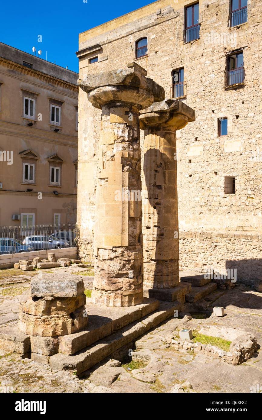 Colonnes doriques en temple grec archaïque, Taranto, province de Taranto, région des Pouilles, Italie. Banque D'Images