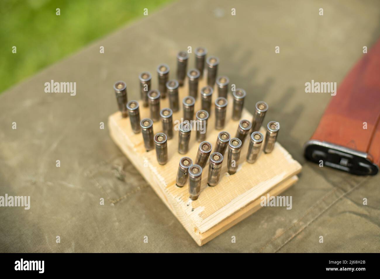 Munitions à bord. Cartouches pour mitrailleuse. Arme à feu. Détails des munitions militaires. Banque D'Images