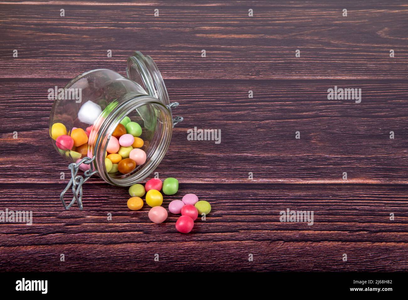 Bonbons multicolores dans un pot en verre Banque D'Images