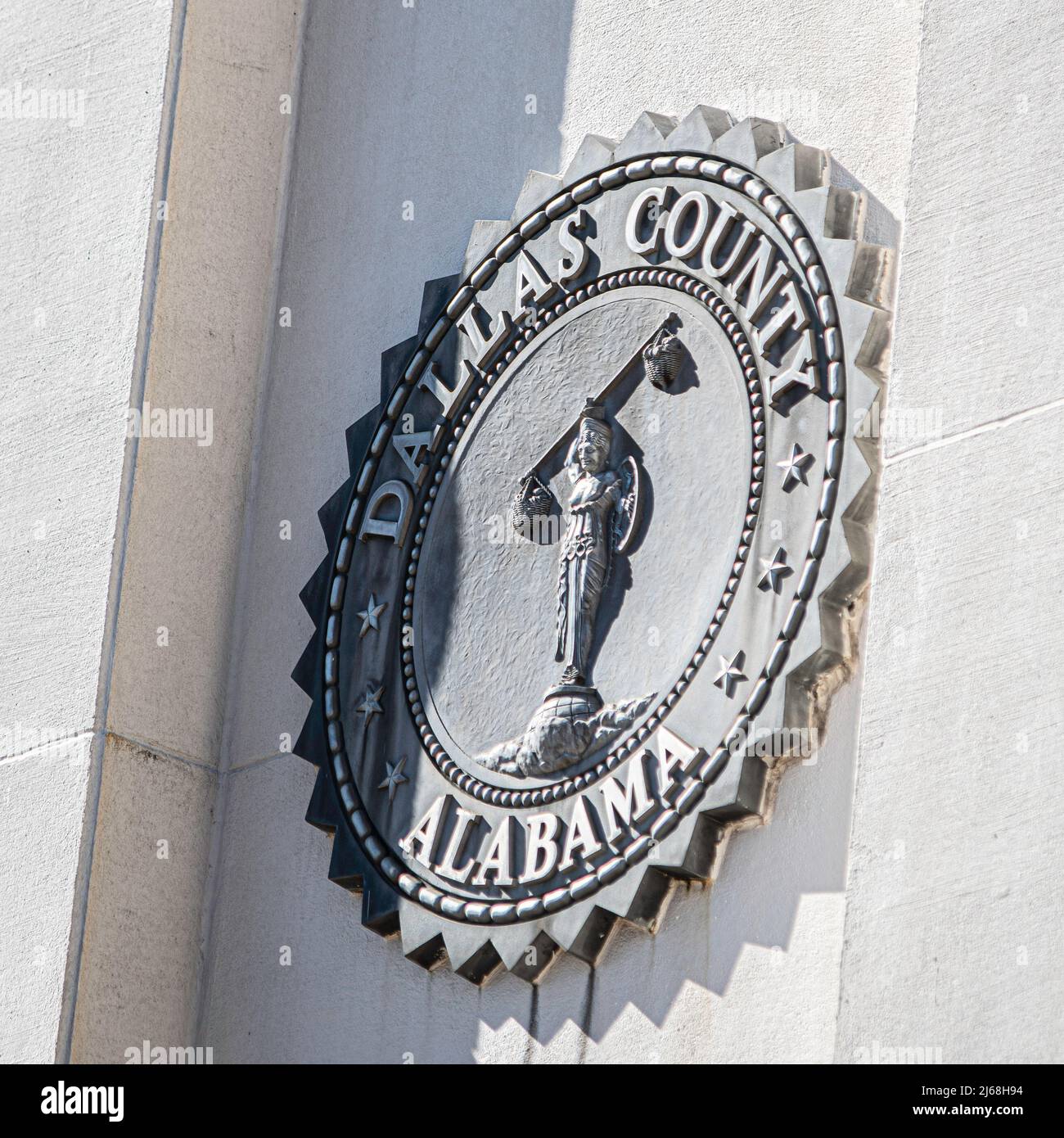 Selma, Alabama, USA-1 mars 2022 : le Dallas County Seal à l'extérieur du palais de justice du comté de Dallas. Banque D'Images