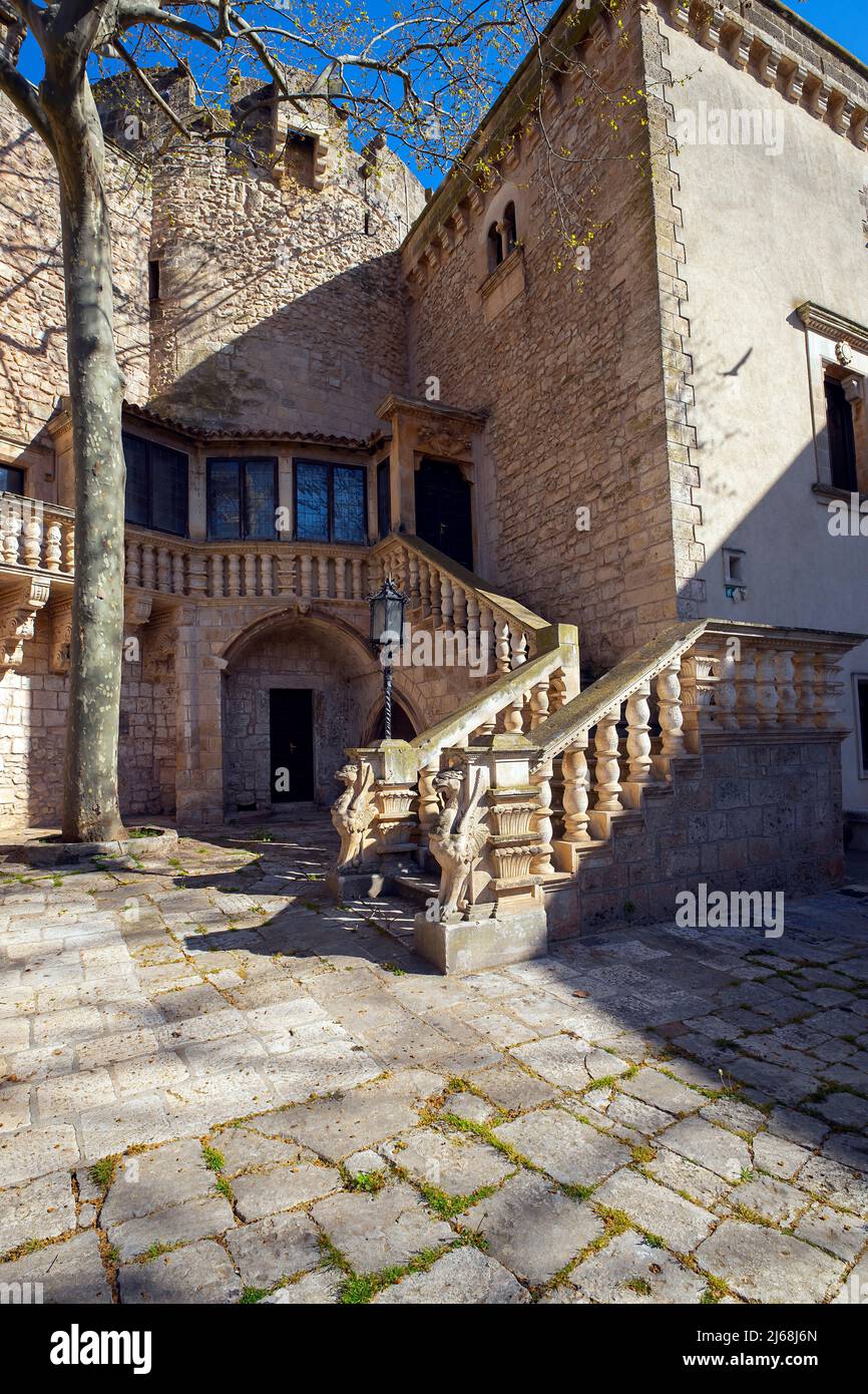 Le château Dentice di Frasso de Carovino a été construit pendant la période normande à des fins défensives. Région des Pouilles, Italie du Sud. Banque D'Images