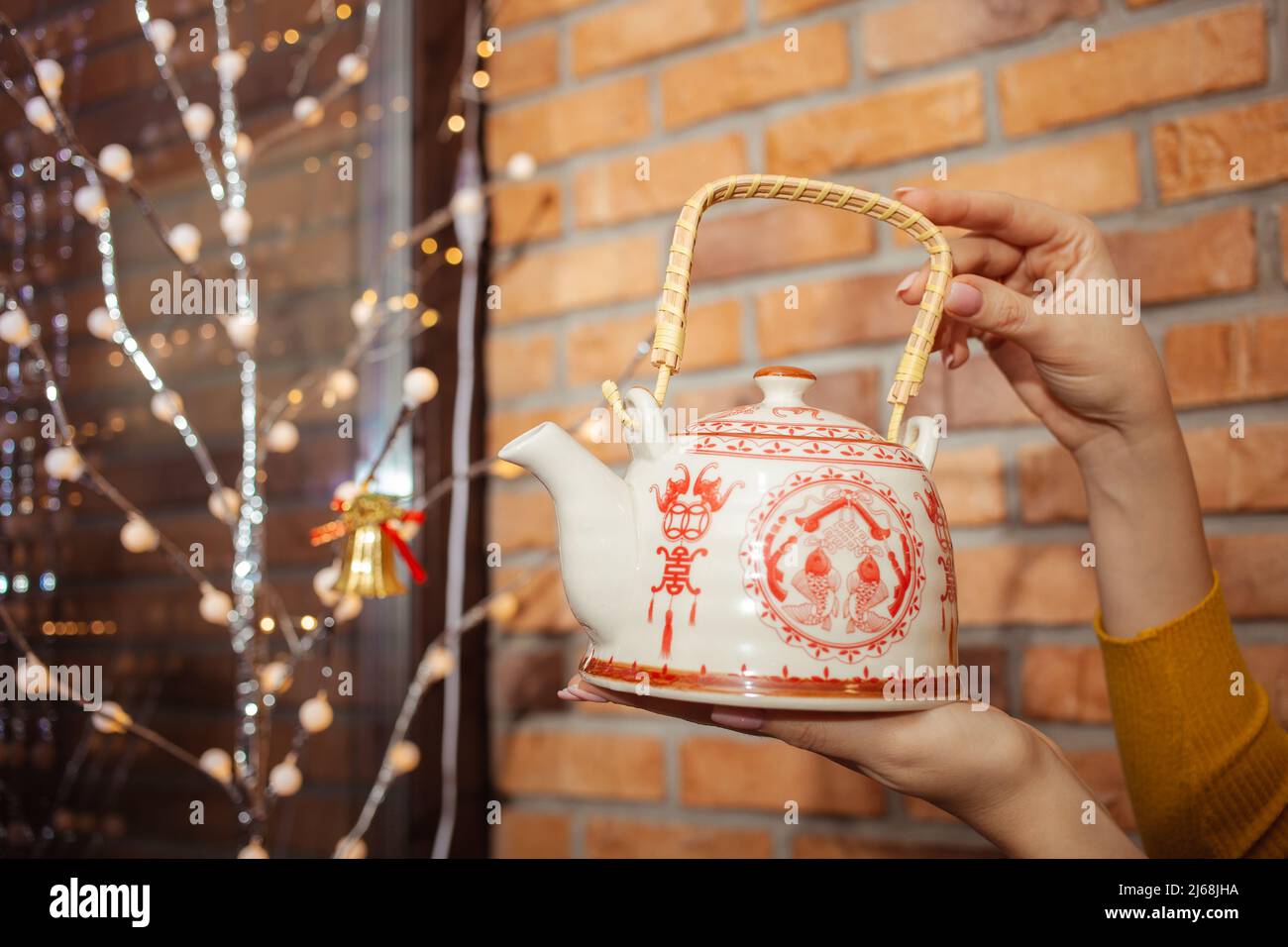 Moldavie, Tiraspol, 01.15.2022 théière dans un magasin de thé, belles marchandises entre les mains des femmes. Dessin chinois Banque D'Images