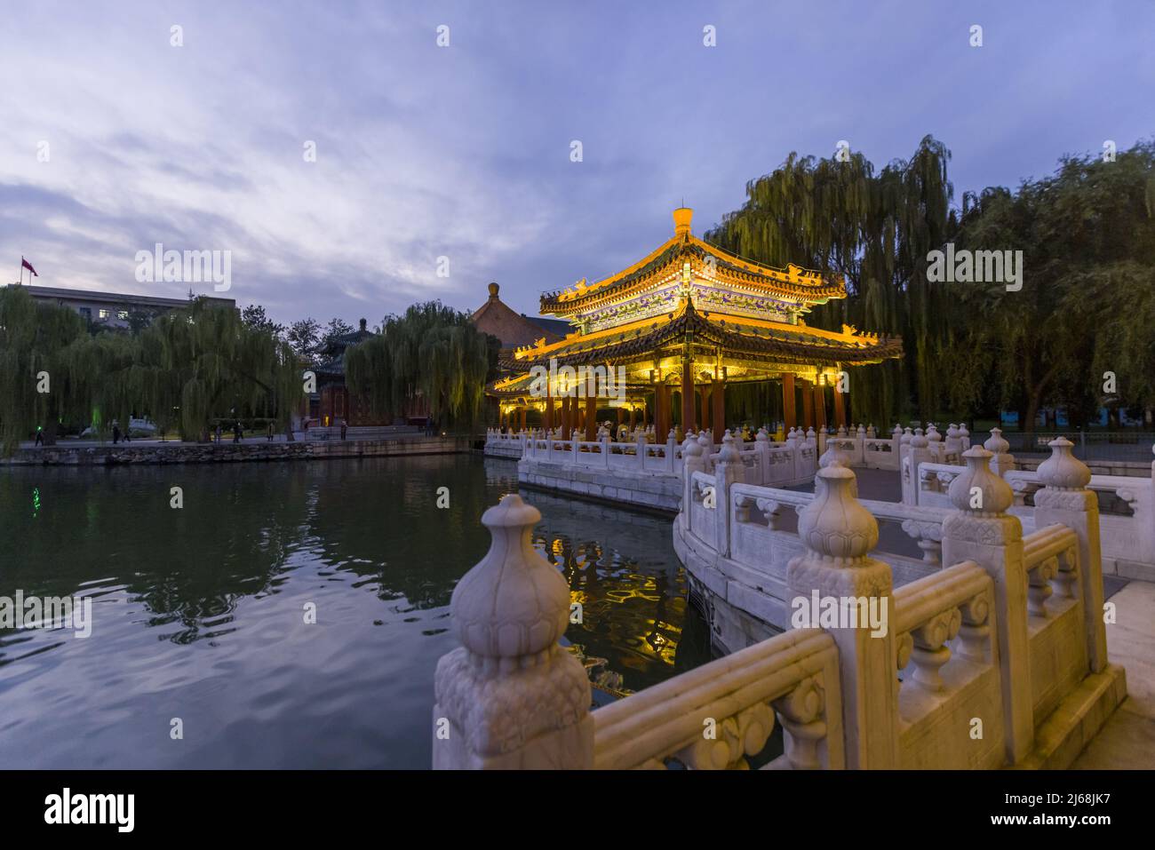 Parc beihai de Pékin les cinq pavillons dragon - Pavillon rouge chung - Pavillon cui flottant la nuit Banque D'Images