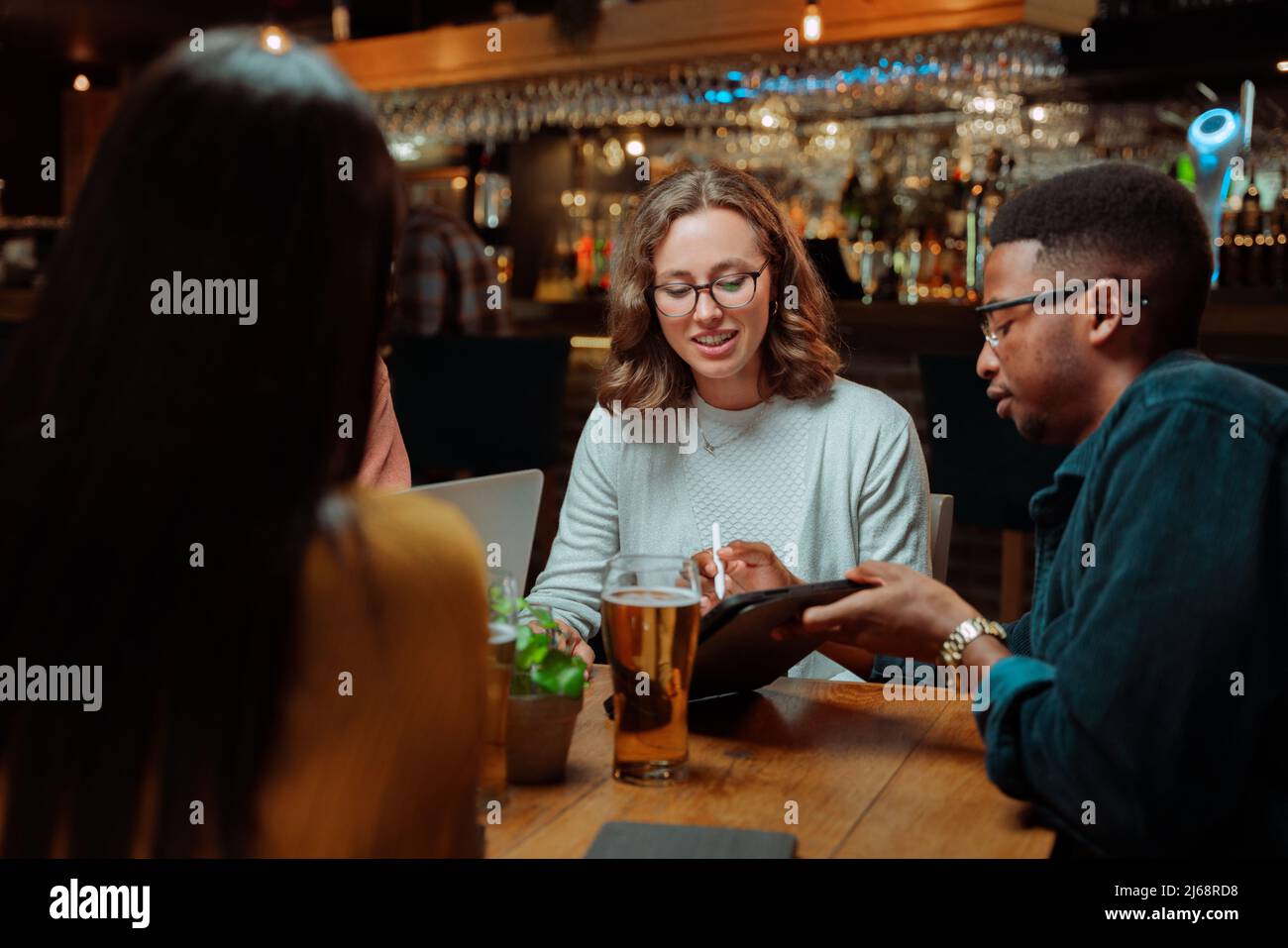 divers collègues pour boire de la bière Banque D'Images