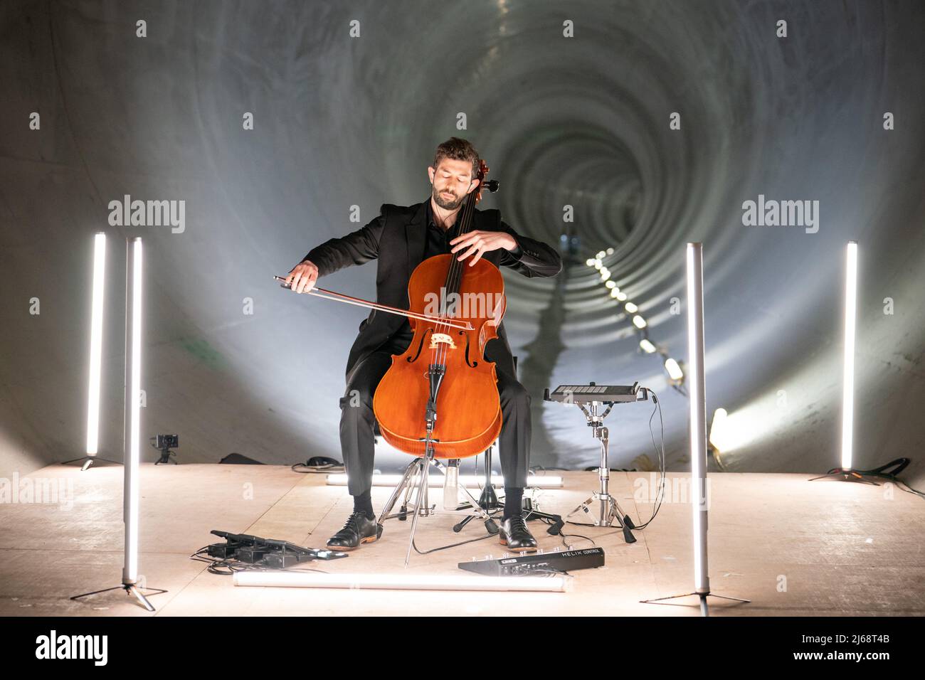 Le compositeur Rob Lewis interprète sa pièce « tunnel to Tide », en direct, près de 70m sous terre, dans le nouveau tunnel Thames Tideway 25km de Londres, ou « Super Sewer », pour commémorer la fin du tunnel et avant qu'il ne soit fermé au public pour toujours. Date de la photo: Vendredi 29 avril 2022. Banque D'Images
