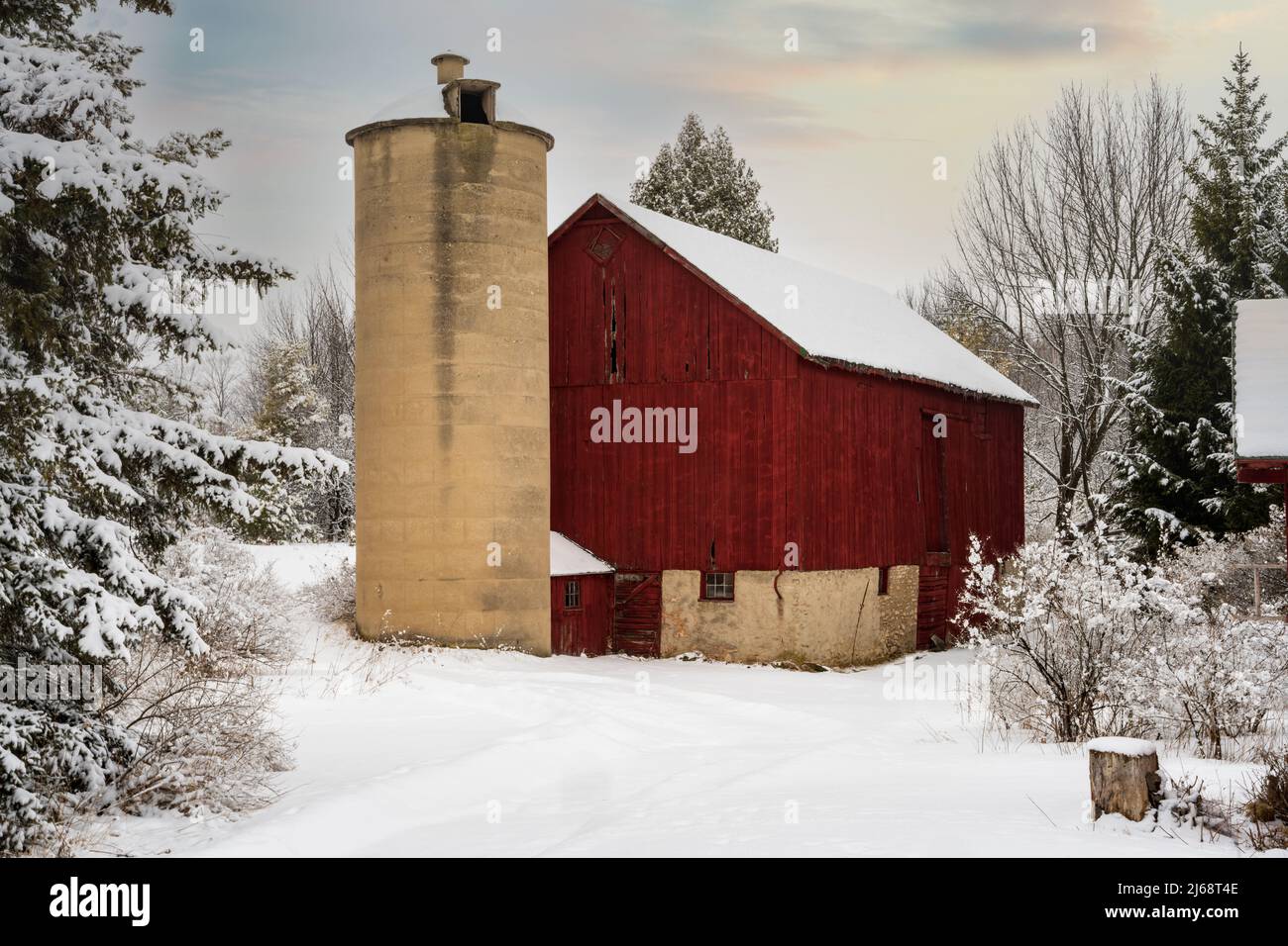 Une scène vraiment rurale de comté de porte Wisconsin que j'ai trouvé très près de ma maison peu de temps après une tempête de fin d'hiver givré le paysage en poudre blanche. Banque D'Images