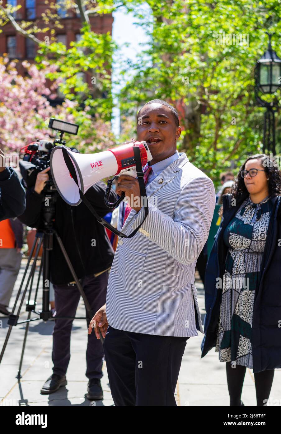 New York, États-Unis. 28th avril 2022. Des groupes de militants du logement ont manifesté contre l'augmentation des loyers à City Hall Park, New York, le 28 avril 2022. Les activistes affirment que le maire Adams, qui a choisi le conseil des directives sur les loyers, propose des augmentations massives des loyers stabilisés pour les locataires. (Photo de Steve Sanchez/Sipa USA) crédit: SIPA USA/Alay Live News Banque D'Images