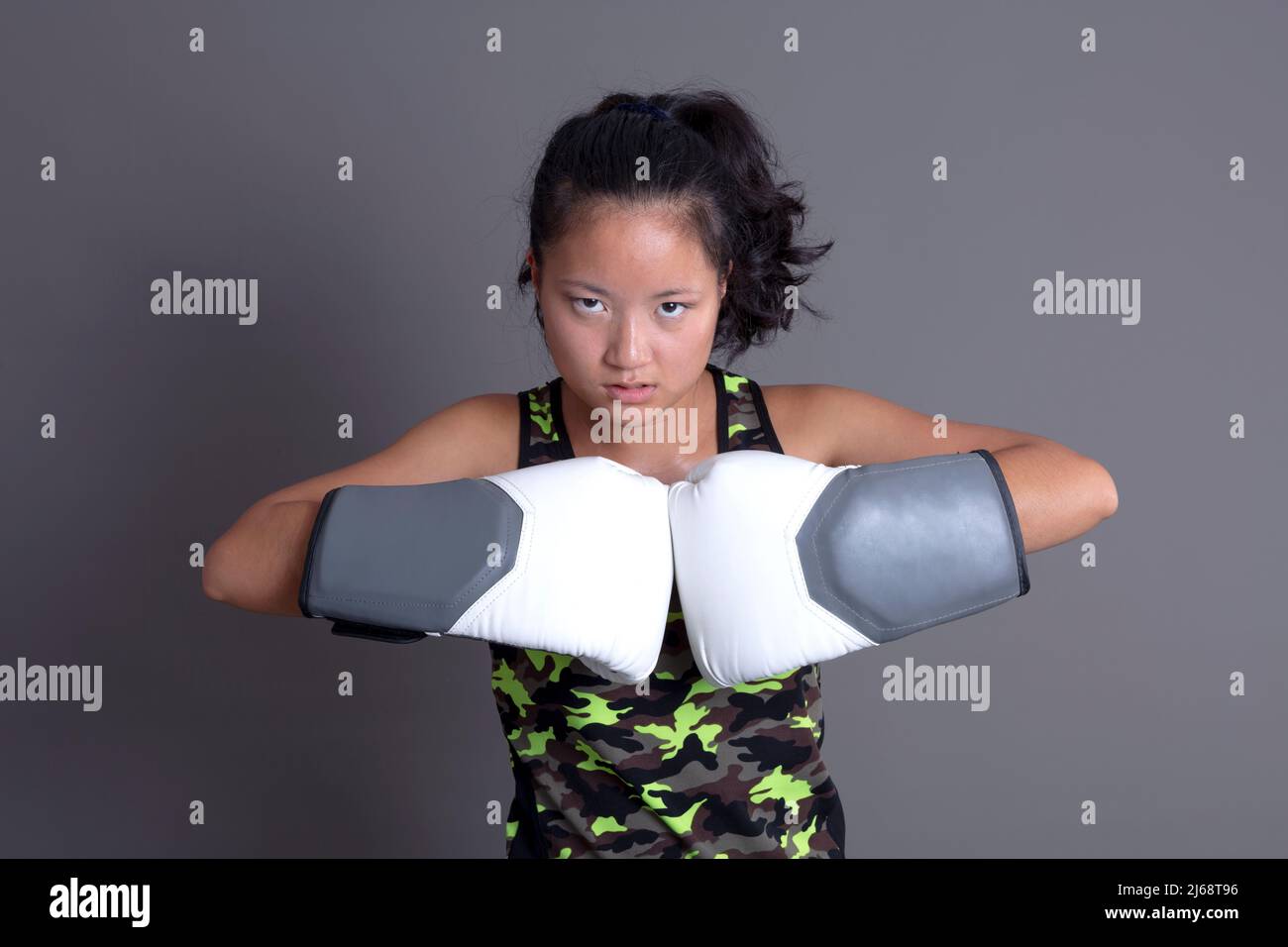 sportif asiatique ethnicité avec gants de boxe Banque D'Images