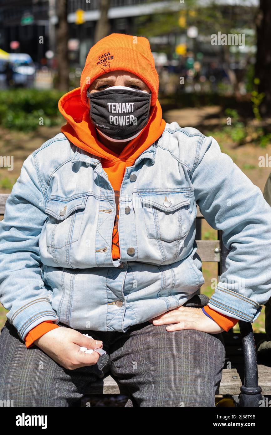 New York, États-Unis. 28th avril 2022. Des groupes de militants du logement ont manifesté contre l'augmentation des loyers à City Hall Park, New York, le 28 avril 2022. Les activistes affirment que le maire Adams, qui a choisi le conseil des directives sur les loyers, propose des augmentations massives des loyers stabilisés pour les locataires. (Photo de Steve Sanchez/Sipa USA) crédit: SIPA USA/Alay Live News Banque D'Images