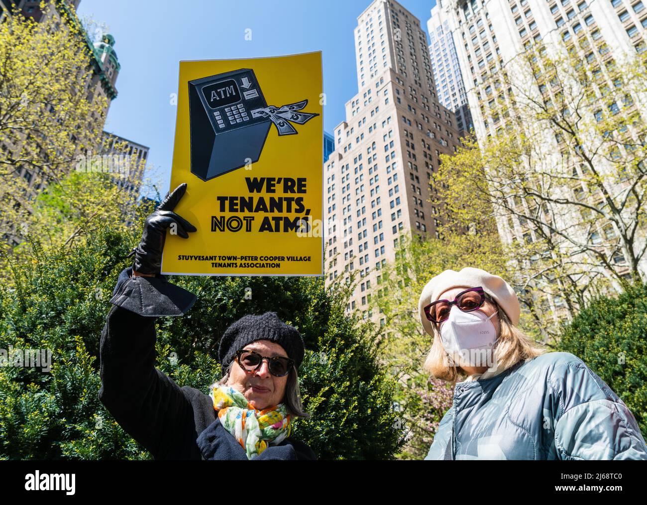 New York, États-Unis. 28th avril 2022. Des groupes de militants du logement ont manifesté contre l'augmentation des loyers à City Hall Park, New York, le 28 avril 2022. Les activistes affirment que le maire Adams, qui a choisi le conseil des directives sur les loyers, propose des augmentations massives des loyers stabilisés pour les locataires. (Photo de Steve Sanchez/Sipa USA) crédit: SIPA USA/Alay Live News Banque D'Images