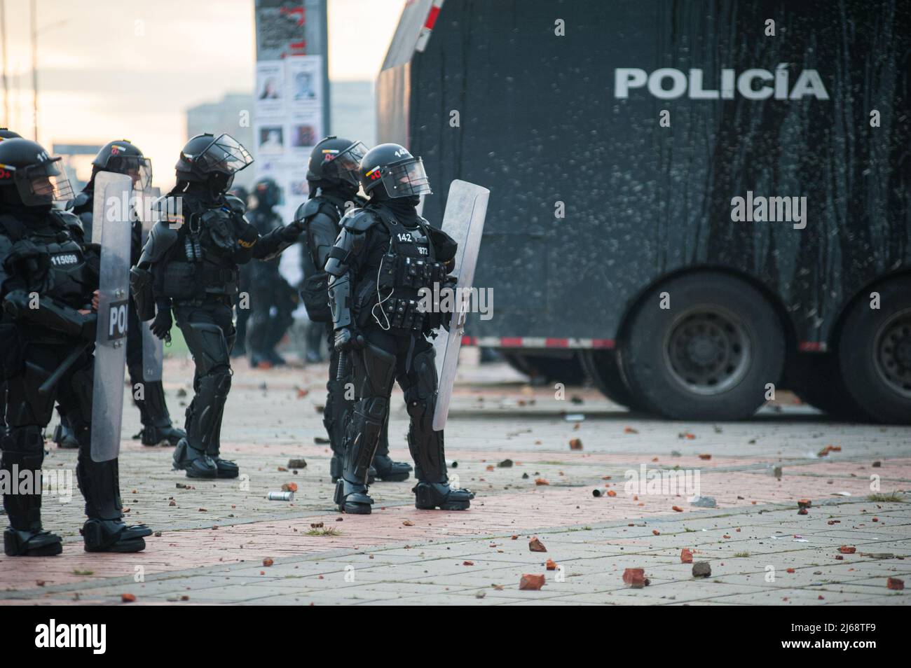 La police anti-émeute de Colombie s'est heurtés à des manifestants lors des manifestations commémoratives du 28 avril contre le gouvernement du président Ivan Duque and Banque D'Images