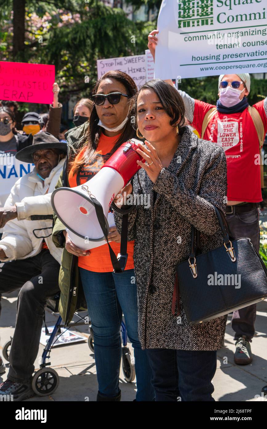 New York, États-Unis. 28th avril 2022. Des groupes de militants du logement ont manifesté contre l'augmentation des loyers à City Hall Park, New York, le 28 avril 2022. Les activistes affirment que le maire Adams, qui a choisi le conseil des directives sur les loyers, propose des augmentations massives des loyers stabilisés pour les locataires. (Photo de Steve Sanchez/Sipa USA) crédit: SIPA USA/Alay Live News Banque D'Images