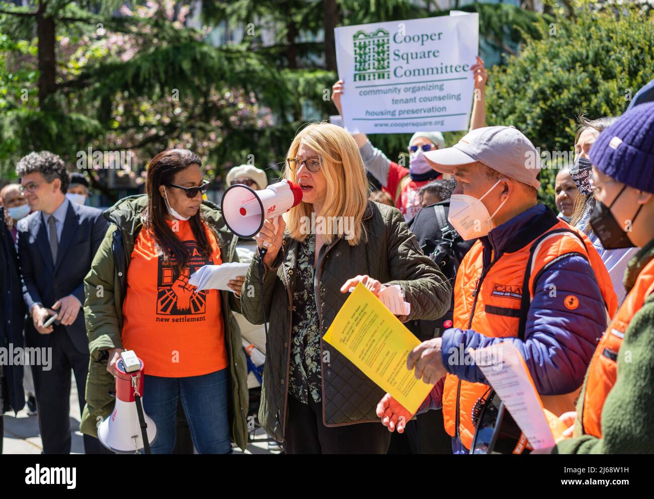 New York, États-Unis. 28th avril 2022. Des groupes de militants du logement ont manifesté contre l'augmentation des loyers à City Hall Park, New York, le 28 avril 2022. Les activistes affirment que le maire Adams, qui a choisi le conseil des directives sur les loyers, propose des augmentations massives des loyers stabilisés pour les locataires. (Photo de Steve Sanchez/Sipa USA) crédit: SIPA USA/Alay Live News Banque D'Images