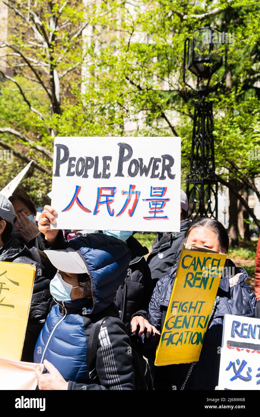 New York, États-Unis. 28th avril 2022. Des groupes de militants du logement ont manifesté contre l'augmentation des loyers à City Hall Park, New York, le 28 avril 2022. Les activistes affirment que le maire Adams, qui a choisi le conseil des directives sur les loyers, propose des augmentations massives des loyers stabilisés pour les locataires. (Photo de Steve Sanchez/Sipa USA) crédit: SIPA USA/Alay Live News Banque D'Images