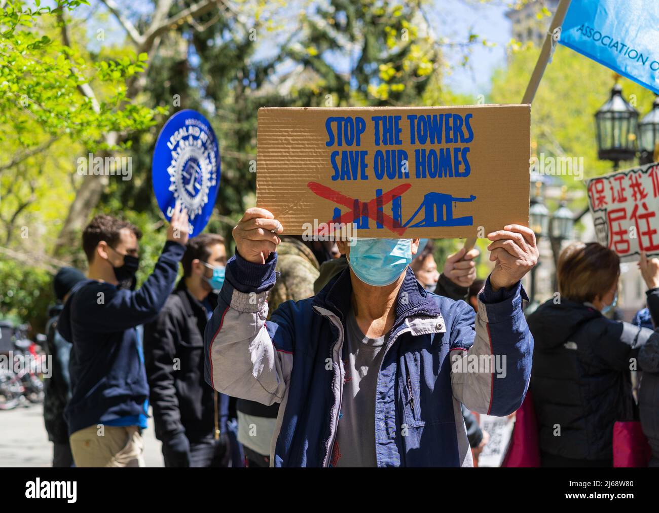 New York, États-Unis. 28th avril 2022. Des groupes de militants du logement ont manifesté contre l'augmentation des loyers à City Hall Park, New York, le 28 avril 2022. Les activistes affirment que le maire Adams, qui a choisi le conseil des directives sur les loyers, propose des augmentations massives des loyers stabilisés pour les locataires. (Photo de Steve Sanchez/Sipa USA) crédit: SIPA USA/Alay Live News Banque D'Images