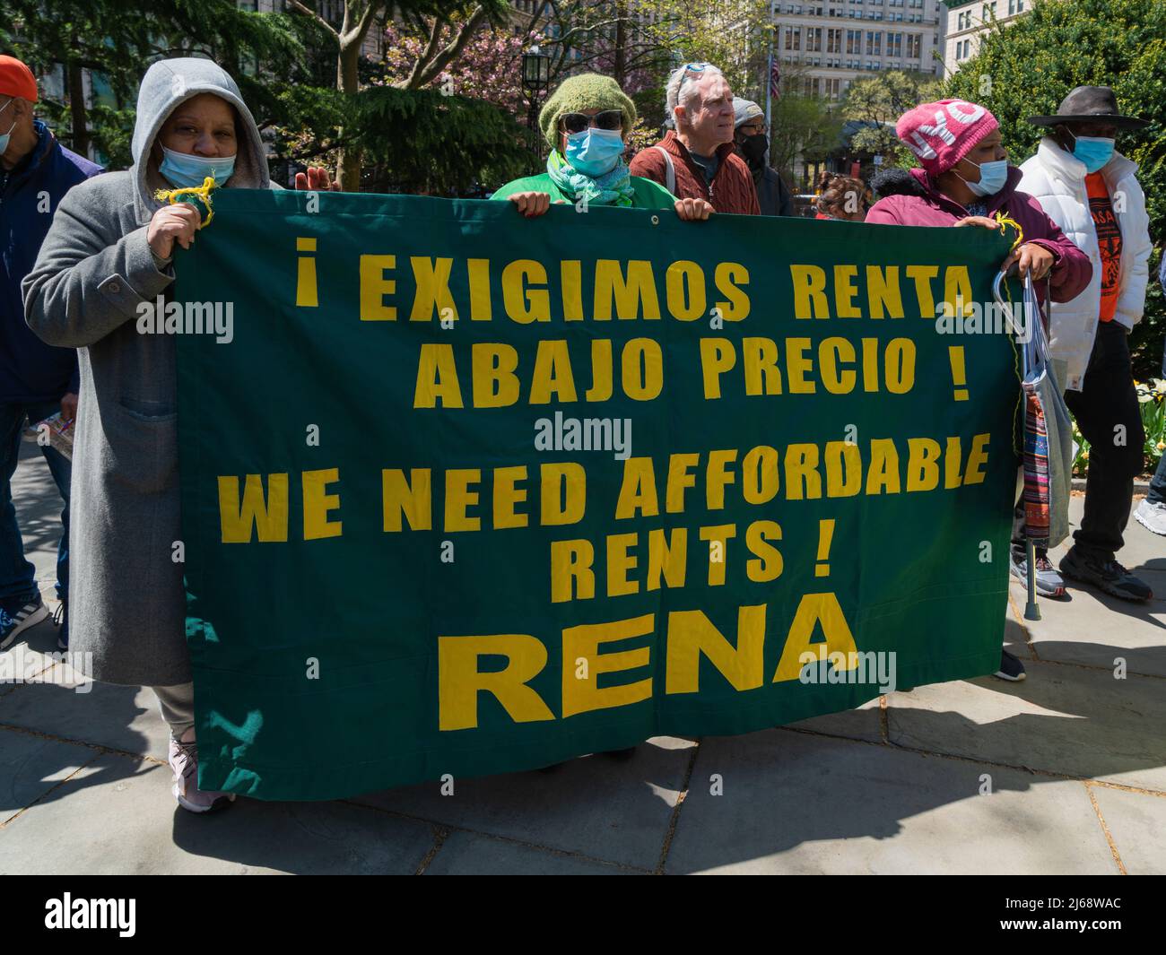 New York, États-Unis. 28th avril 2022. Des groupes de militants du logement ont manifesté contre l'augmentation des loyers à City Hall Park, New York, le 28 avril 2022. Les activistes affirment que le maire Adams, qui a choisi le conseil des directives sur les loyers, propose des augmentations massives des loyers stabilisés pour les locataires. (Photo de Steve Sanchez/Sipa USA) crédit: SIPA USA/Alay Live News Banque D'Images