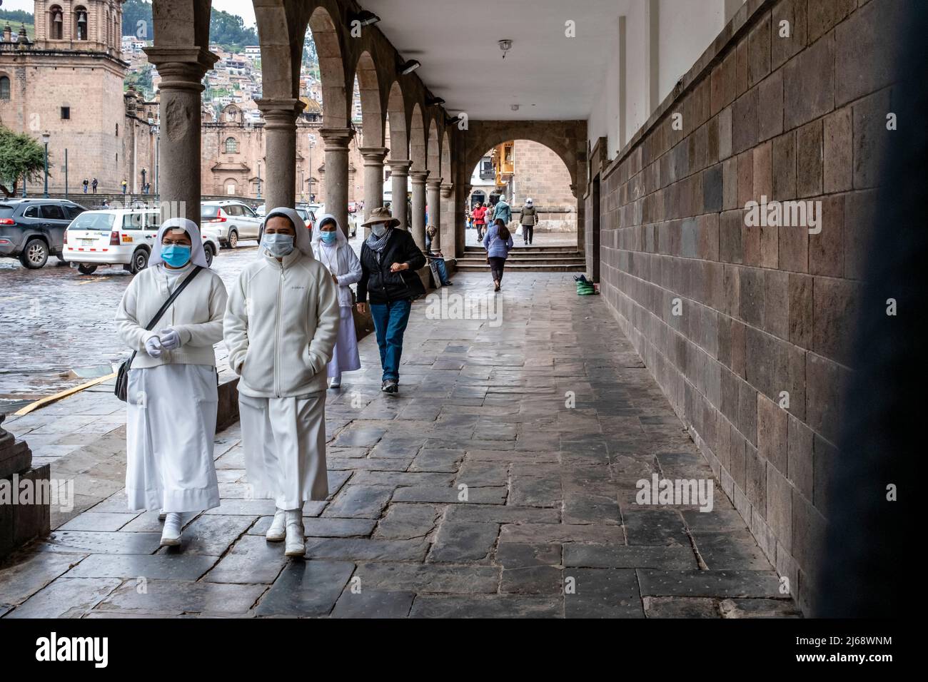 Un groupe de Nuns marchant sur la Plaza de Armas, Cusco, province de Cusco, Pérou. Banque D'Images