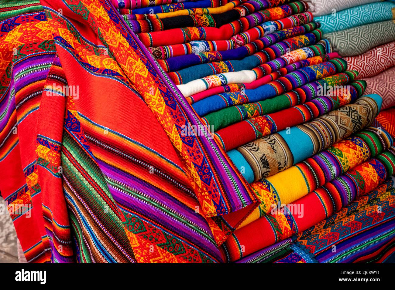 Châles/couvertures colorées à vendre dans le marché de Pisac, la Vallée Sacrée, province de Calca, Pérou. Banque D'Images