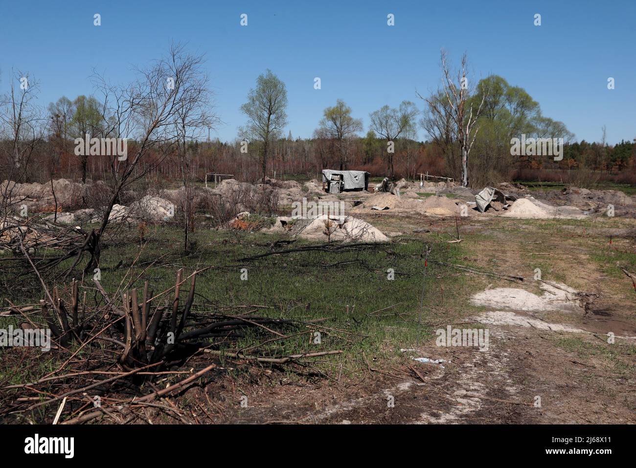 Tchernobyl, Ukraine. 28th avril 2022. Les tranchées creusées par les occupants russes dans la forêt rouge sont photographiées près de la centrale nucléaire de Tchernobyl dans la zone d'exclusion de Tchernobyl après le retrait des troupes russes, région de Kiev, nord de l'Ukraine, le 28 avril 2022. Les forces russes ont quitté la zone entourant Tchernobyl, mais les responsables ukrainiens sonnent maintenant l'alarme que les troupes étaient probablement exposées à de fortes quantités de rayonnement après avoir intentionnellement perturbé la poussière radioactive. Les travailleurs de la centrale nucléaire de Tchernobyl (NPP), site de la catastrophe nucléaire de 1986, ont mis en garde contre W Banque D'Images