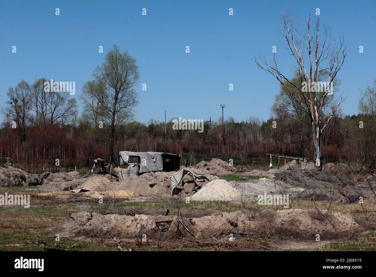 Tchernobyl, Ukraine. 28th avril 2022. Les tranchées creusées par les occupants russes dans la forêt rouge sont photographiées près de la centrale nucléaire de Tchernobyl dans la zone d'exclusion de Tchernobyl après le retrait des troupes russes, région de Kiev, nord de l'Ukraine, le 28 avril 2022. Les forces russes ont quitté la zone entourant Tchernobyl, mais les responsables ukrainiens sonnent maintenant l'alarme que les troupes étaient probablement exposées à de fortes quantités de rayonnement après avoir intentionnellement perturbé la poussière radioactive. Les travailleurs de la centrale nucléaire de Tchernobyl (NPP), site de la catastrophe nucléaire de 1986, ont mis en garde contre W Banque D'Images
