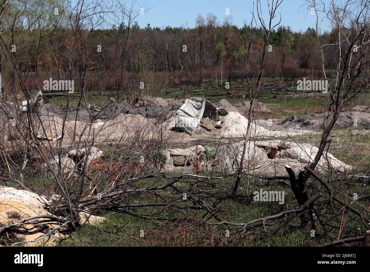 Tchernobyl, Ukraine. 28th avril 2022. Les tranchées creusées par les occupants russes dans la forêt rouge sont photographiées près de la centrale nucléaire de Tchernobyl dans la zone d'exclusion de Tchernobyl après le retrait des troupes russes, région de Kiev, nord de l'Ukraine, le 28 avril 2022. Les forces russes ont quitté la zone entourant Tchernobyl, mais les responsables ukrainiens sonnent maintenant l'alarme que les troupes étaient probablement exposées à de fortes quantités de rayonnement après avoir intentionnellement perturbé la poussière radioactive. Les travailleurs de la centrale nucléaire de Tchernobyl (NPP), site de la catastrophe nucléaire de 1986, ont mis en garde contre W Banque D'Images