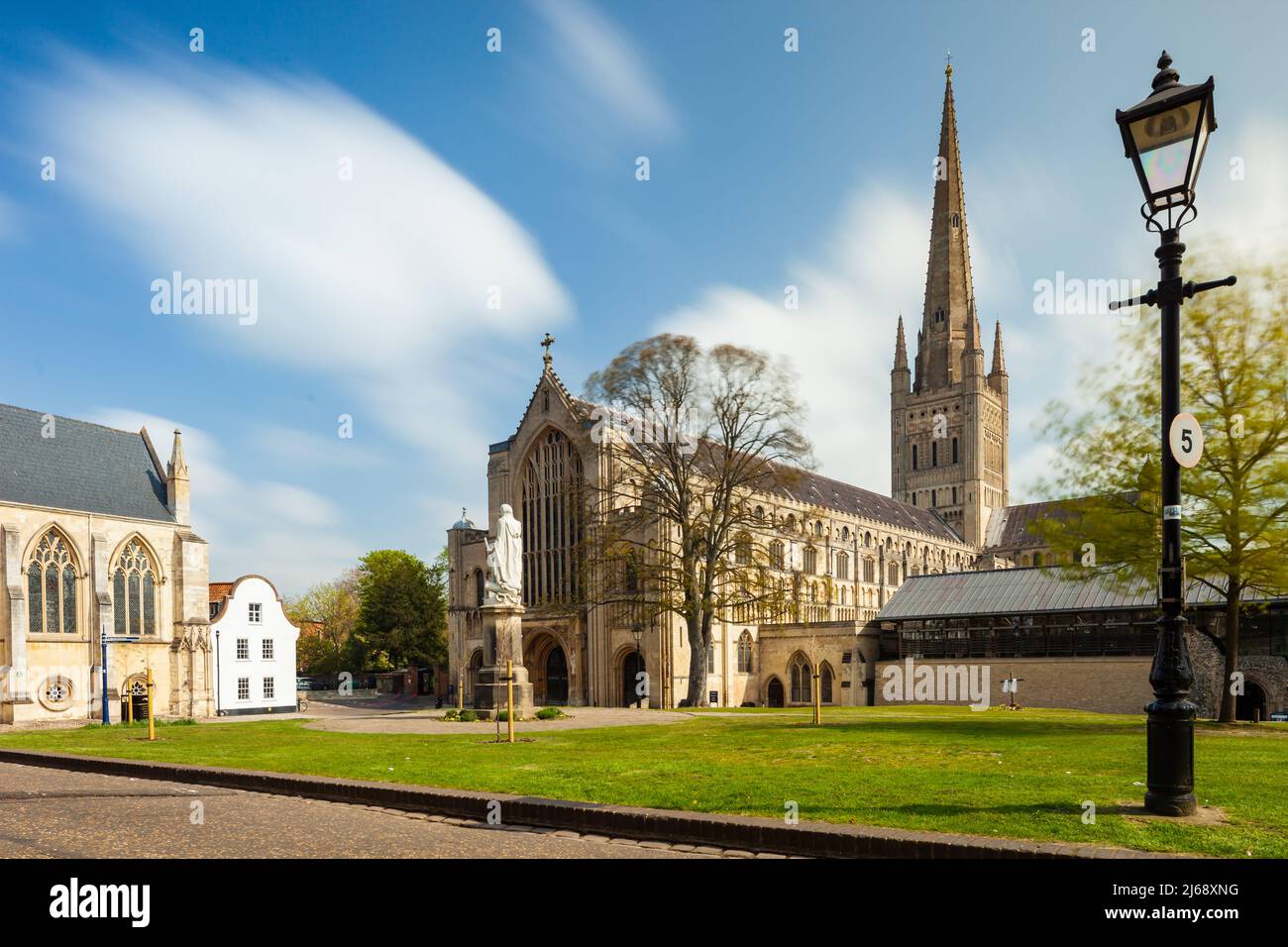 Printemps midi à la cathédrale de Norwich, ville de Norwich, Norfolk, Angleterre. Banque D'Images