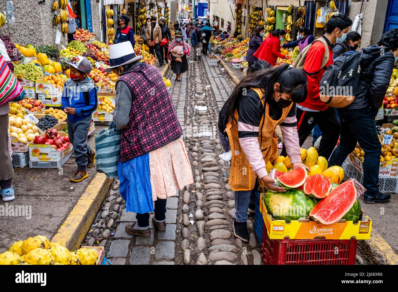 Les gens du coin Shopping pour des fruits et légumes frais dans un marché extérieur de rue à Cusco, province de Cusco, Pérou. Banque D'Images