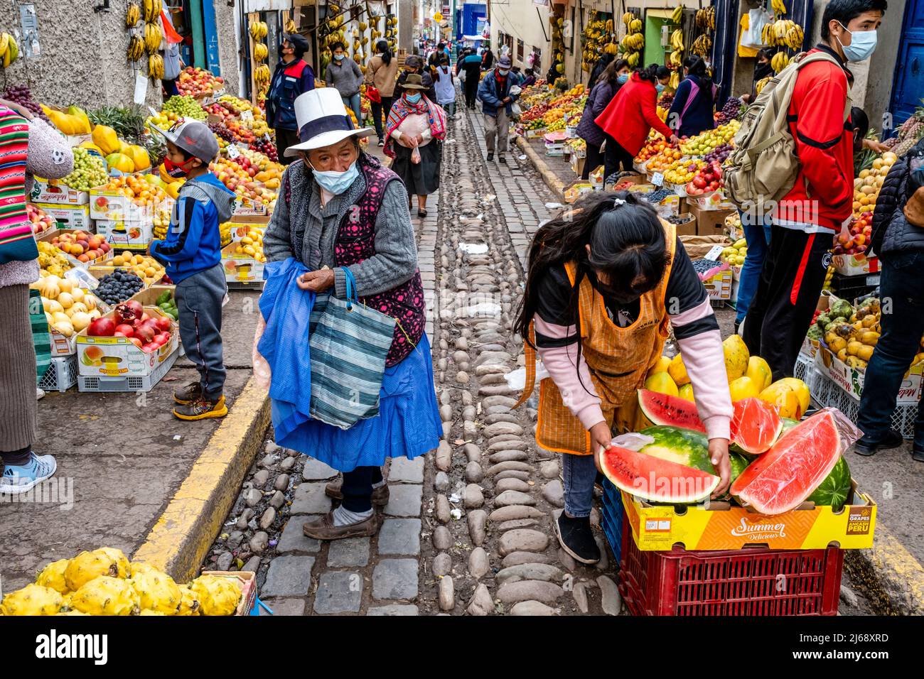 Les gens du coin Shopping pour des fruits et légumes frais dans un marché extérieur de rue à Cusco, province de Cusco, Pérou. Banque D'Images